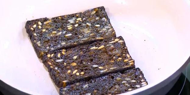 тосты с сельдью, свеклой и зеленым горошком