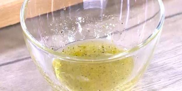 тосты с сельдью, свеклой и зеленым горошком