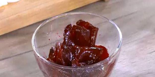 тосты с сельдью, свеклой и зеленым горошком