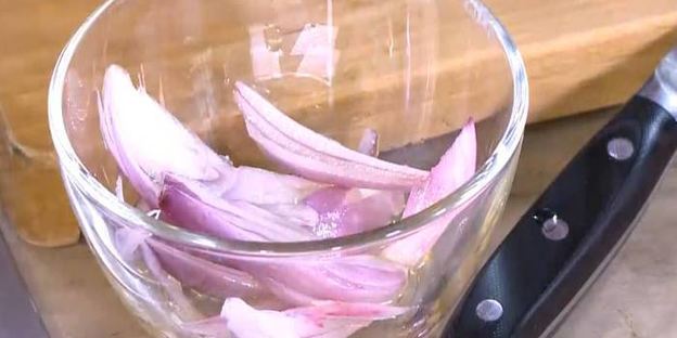 тосты с сельдью, свеклой и зеленым горошком