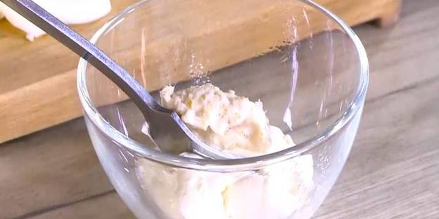 тосты с сельдью, свеклой и зеленым горошком