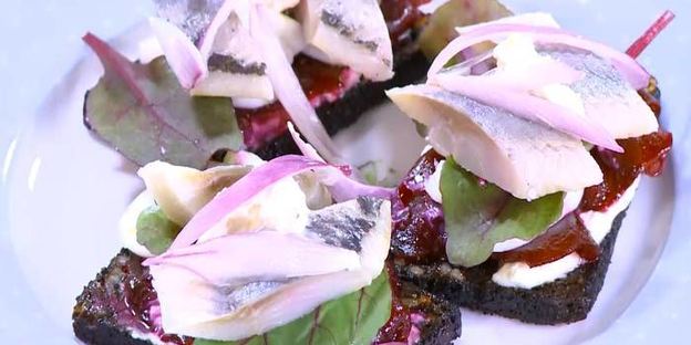 тосты с сельдью, свеклой и зеленым горошком