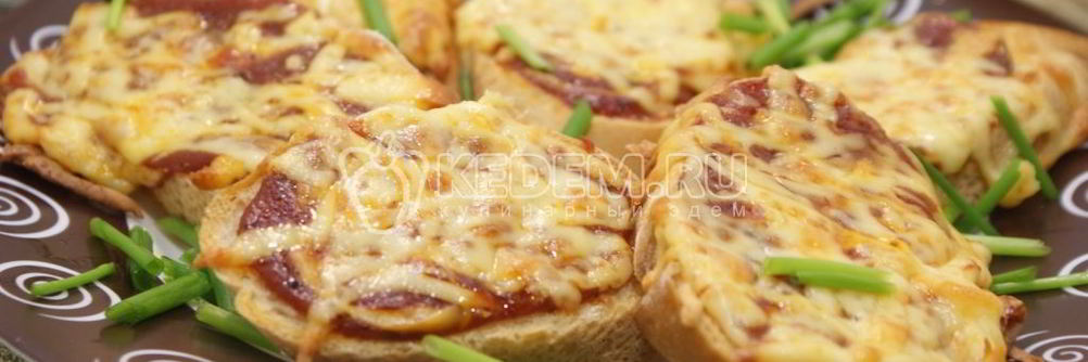 Тосты с томатным соусом и сыром