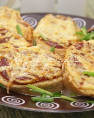 Тосты с томатным соусом и сыром