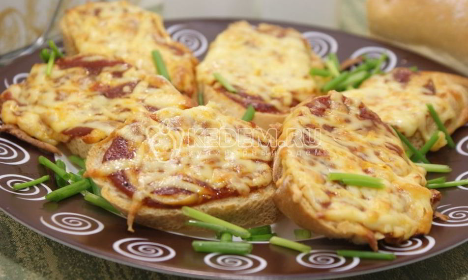 Рецепт тостов с томатным соусом и сыром