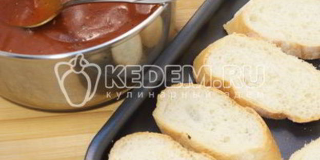 тосты с томатным соусом и сыром