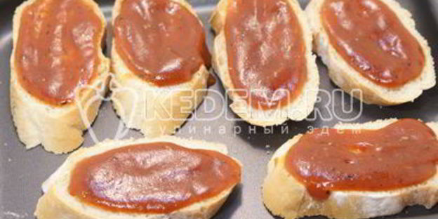 тосты с томатным соусом и сыром