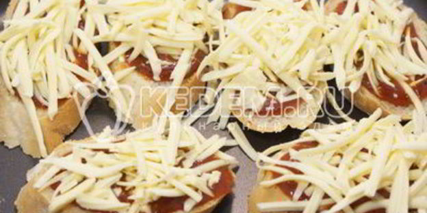 тосты с томатным соусом и сыром