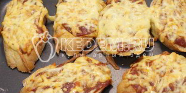 тосты с томатным соусом и сыром