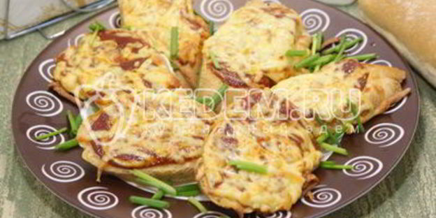 тосты с томатным соусом и сыром