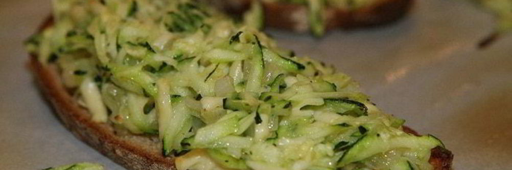 Тосты с цукини, сыром и луком