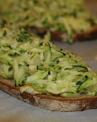 Тосты с цукини, сыром и луком