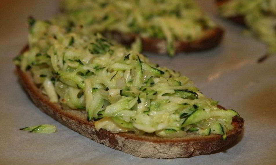 Рецепт тостов с цукини, сыром и луком