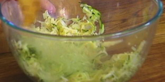 тосты с цукини, сыром и луком