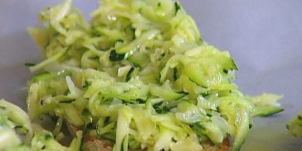 тосты с цукини, сыром и луком