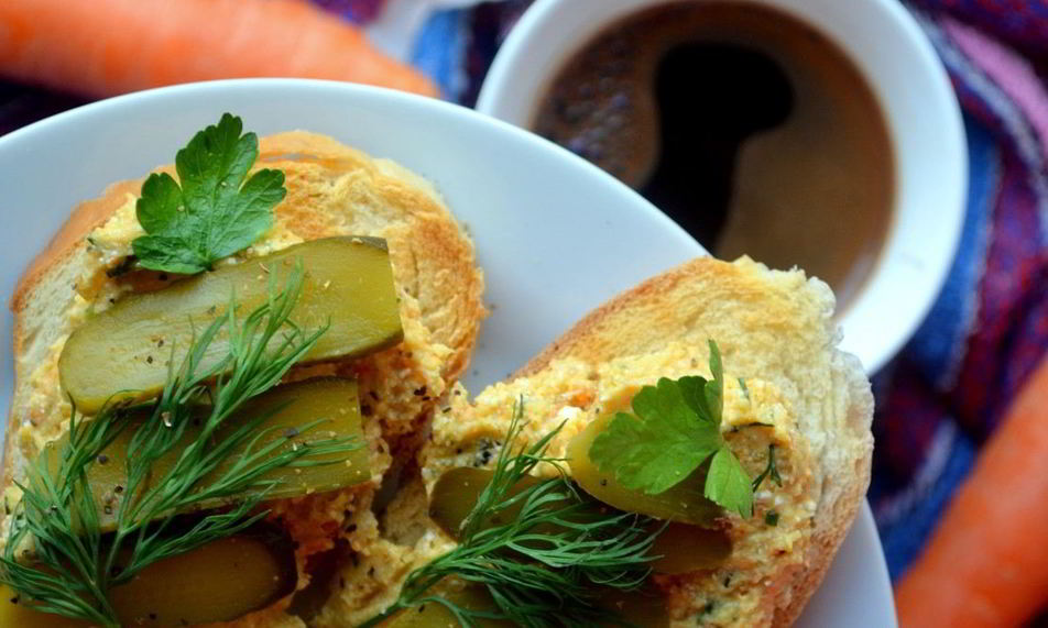 Рецепт тостов с творожно-овощной пастой