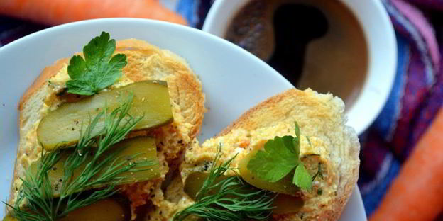 тосты с творожно-овощной пастой