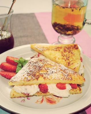 Тосты с ягодами и творогом