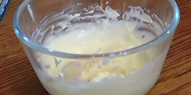 тосты с яйцами, спаржей, копченой семгой и красной икрой