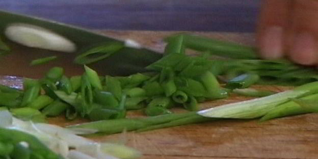 тосты с яйцами, спаржей, копченой семгой и красной икрой