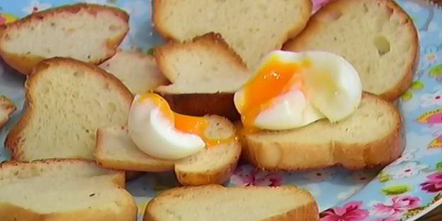 тосты с яйцами, спаржей, копченой семгой и красной икрой