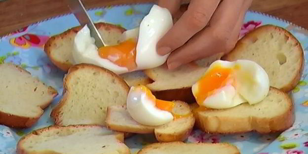 тосты с яйцами, спаржей, копченой семгой и красной икрой