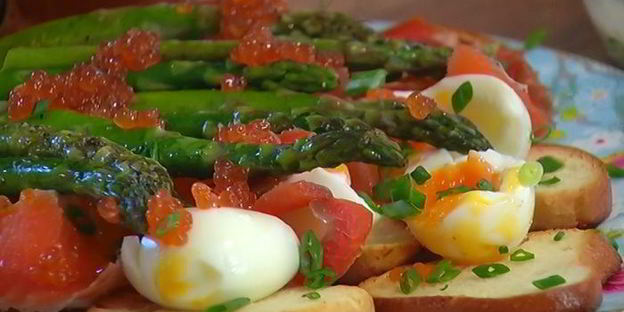 тосты с яйцами, спаржей, копченой семгой и красной икрой