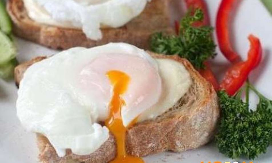 Рецепт тостов с яйцом-пашот и моцареллой