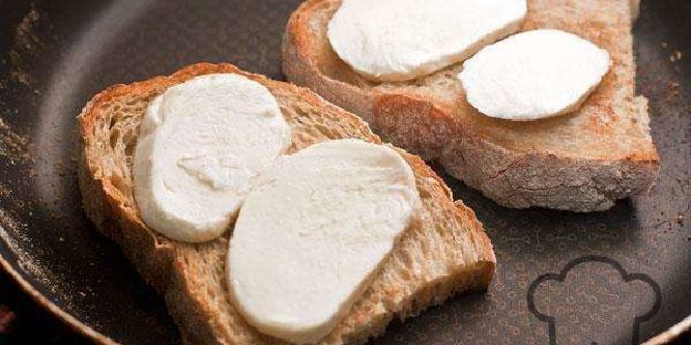 тосты с яйцом-пашот и моцареллой