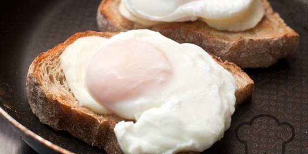 тосты с яйцом-пашот и моцареллой