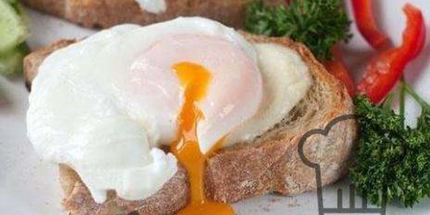 тосты с яйцом-пашот и моцареллой