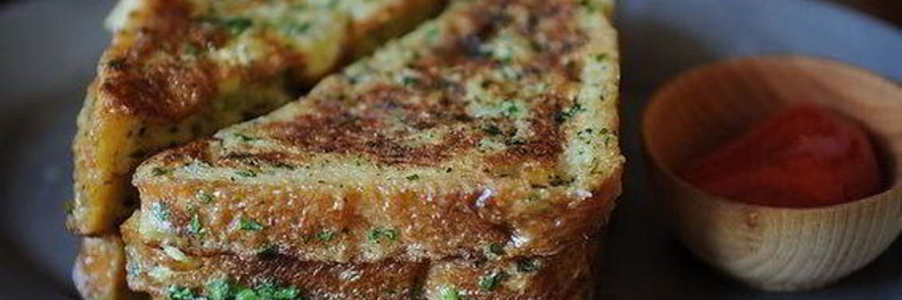 Тосты с зеленым луком и кинзой