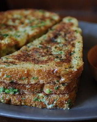 Тосты с зеленым луком и кинзой