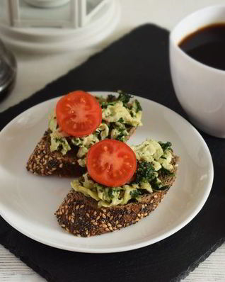 Тосты со шпинатом, яйцами и пармезаном