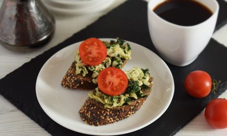 Рецепт тостов со шпинатом, яйцами и пармезаном