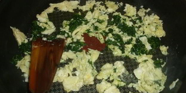 тосты со шпинатом, яйцами и пармезаном