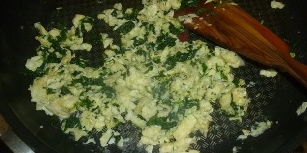 тосты со шпинатом, яйцами и пармезаном