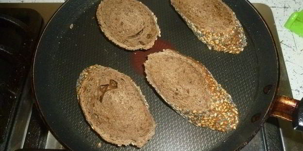 тосты со шпинатом, яйцами и пармезаном