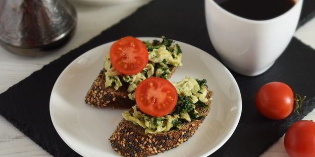 тосты со шпинатом, яйцами и пармезаном