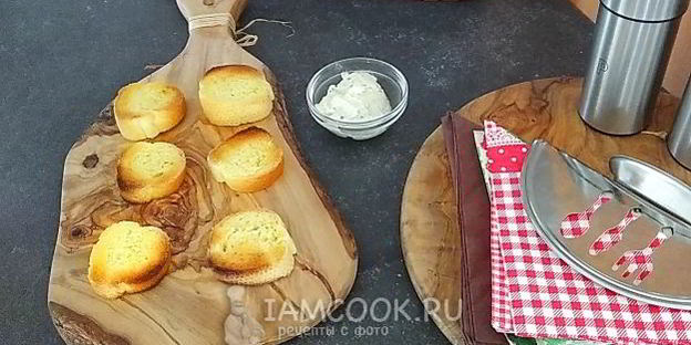 тосты со сливочным сыром и свежим инжиром