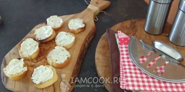 тосты со сливочным сыром и свежим инжиром