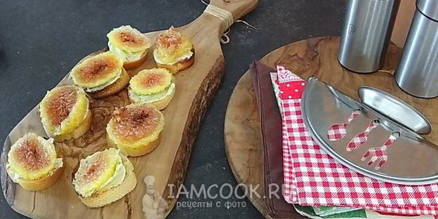 тосты со сливочным сыром и свежим инжиром