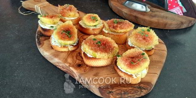 тосты со сливочным сыром и свежим инжиром