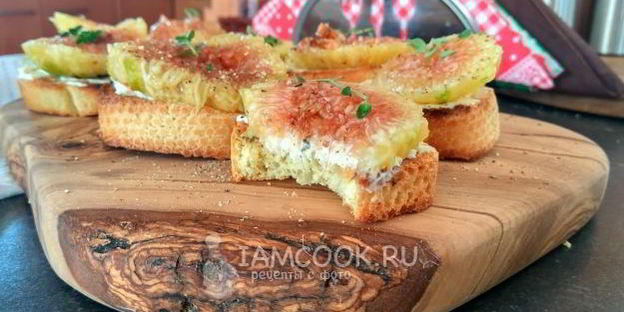 тосты со сливочным сыром и свежим инжиром