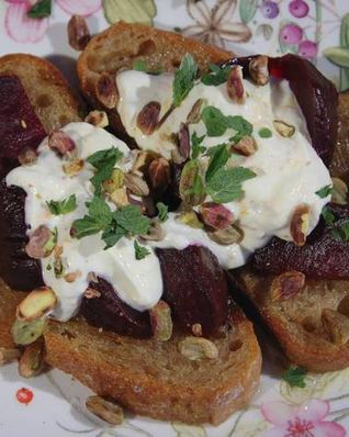 Тосты со свеклой, фисташками и йогуртовой заправкой