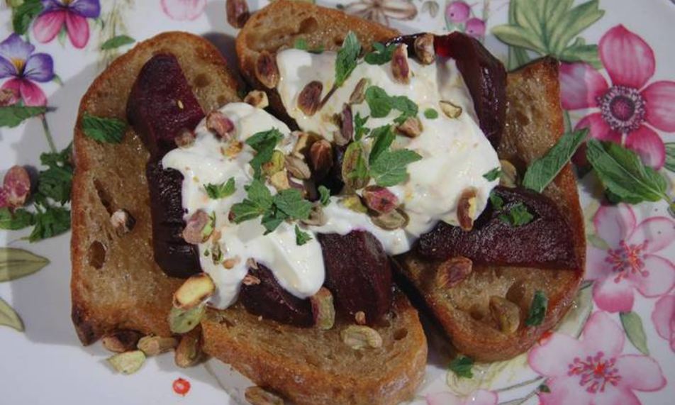 Рецепт тостов со свеклой, фисташками и йогуртовой заправкой