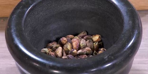 тосты со свеклой, фисташками и йогуртовой заправкой