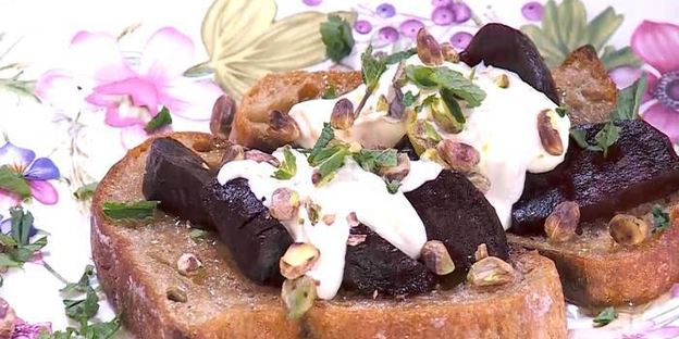 тосты со свеклой, фисташками и йогуртовой заправкой
