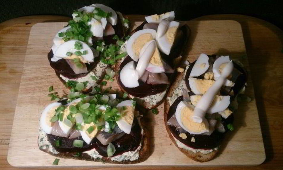 Рецепт закусочных тостов с сельдью и печеной свеклой