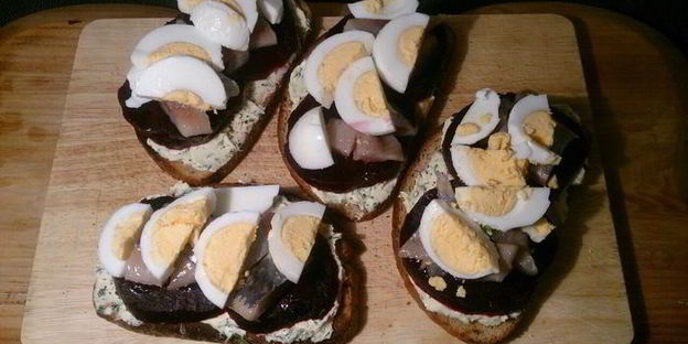 закусочные тосты с сельдью и печеной свеклой